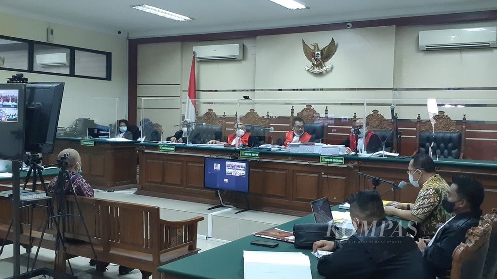 Sidang perkara korupsi dengan terdakwa hakim Itong Isnaini Hidayat di Tipikor Surabaya, Selasa (30/8/2022). Dalam sidang itu, panitera pengganti PN Surabaya Hamdan memberikan kesaksian. 