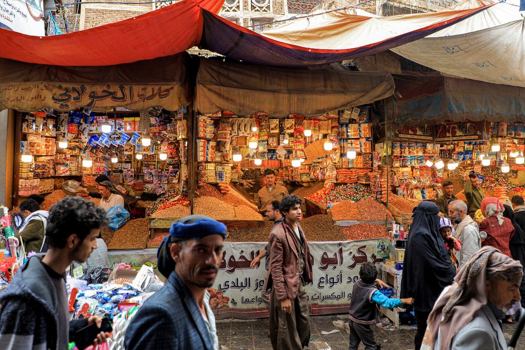Warga Sanaa, Yaman, berbelanja untuk persiapan perayaan Idul Fitri, Kamis (20/4/2023). Mayoritas Muslim di Timur Tengah dan Afrika Utara merayakan Idul Fitri pada Jumat, 21 April 2023.