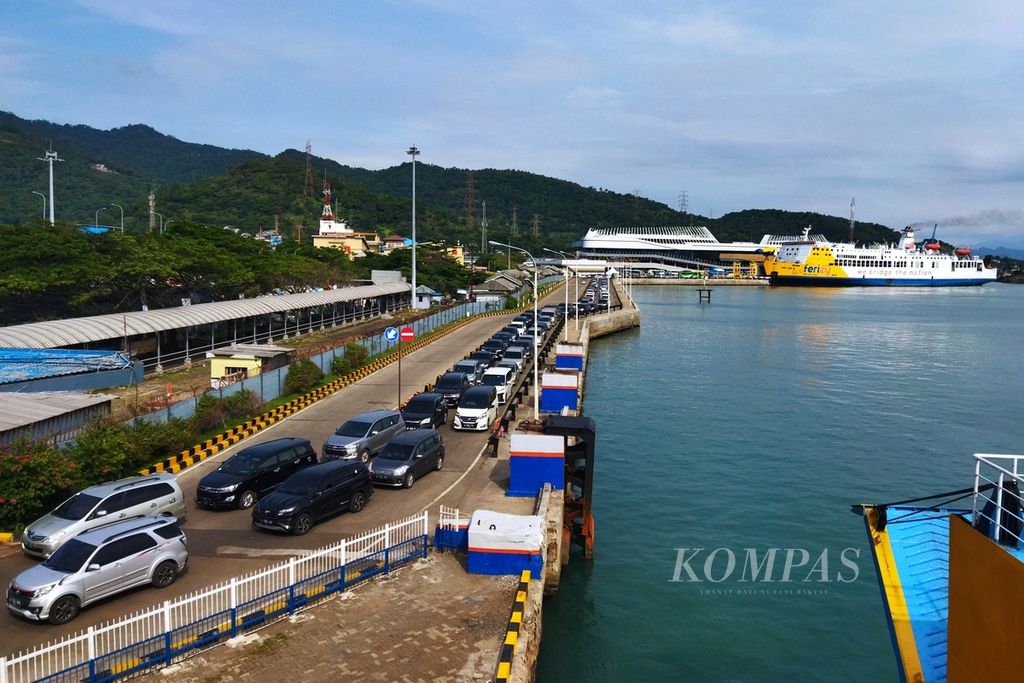 Kendaraan roda empat antre keluar dari dermaga di Pelabuhan Merak setelah menyeberang dari Pelabuhan Bakauheni, Jumat (6/5/2022).