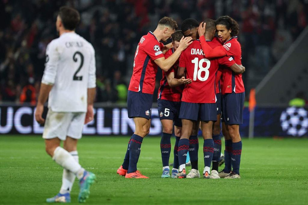 Para pemain Lille merayakan kemenangan 1-0 atas Real Madrid pada laga Liga Champions di Stadion Pierre Mauroy, Villeneuve-d'Ascq, Kamis (3/10/2024) dini hari WIB. 