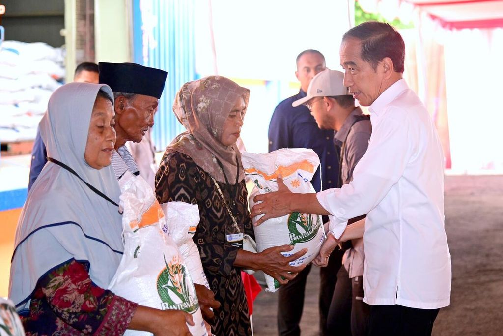 Presiden Joko Widodo menyerahkan bantuan pangan cadangan beras pemerintah di Gudang Bulog GBB Umbul Tengah, Kota Serang, Banten, Senin (8/1/2024).
