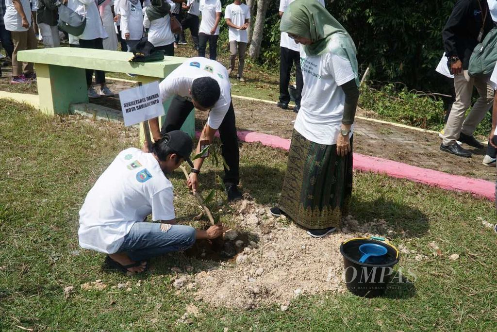 Penanaman bibit pohon menandai peluncuran Taman Kehati Emil Salim Sawahlunto, di Sawahlunto, Sumatera Barat, Rabu (8/6/2022).