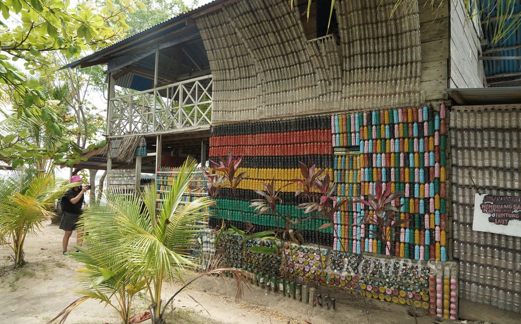 ”Rumah botol” buatan kakak beradik Fahmi dan Fahri Lolahi di Pulau Tulang di Tobelo, Halmahera Utara, Maluku Utara, awal September 2023.