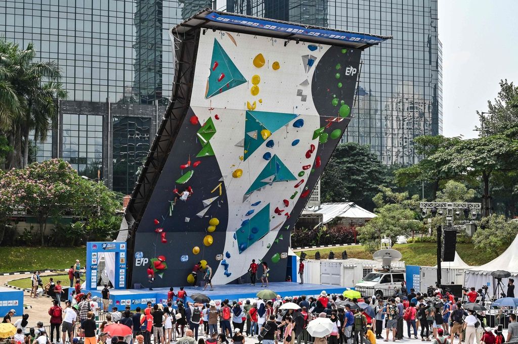 Penonton menyaksikan sesi kualifikasi Kejuaraan Dunia Panjat Tebing seri ke-12 di SCBD Park, Jakarta, 25 Sep[tember 2022. 