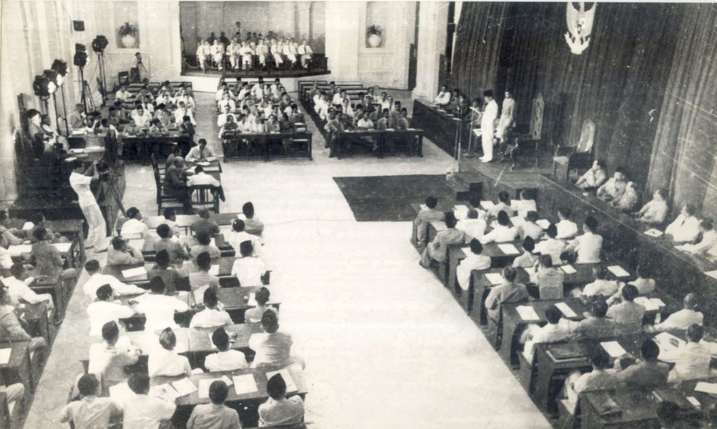 Pembukaan sidang yang pertama Parlemen RIS pada tanggal 15 Juni 1950.