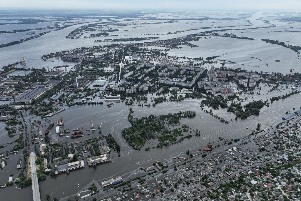Rumah-rumah terlihat terendam air dan tercemar minyak di dearah banjir di Kherson, Ukraina, Sabtu, 10 Juni 2023. Banjir besar akibat kehancuran Bendungan Kakhovka pada 6 Juni lalu ini menghancurkan kota-kota di sepanjang hilir Sungai Dnieper. 