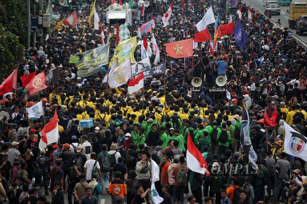 Unjuk rasa berbagai elemen masyarakat yang menolak rencana DPR merevisi UU Pilkada di depan Kompleks Parlemen, Jakarta, Kamis (22/8/2024).  