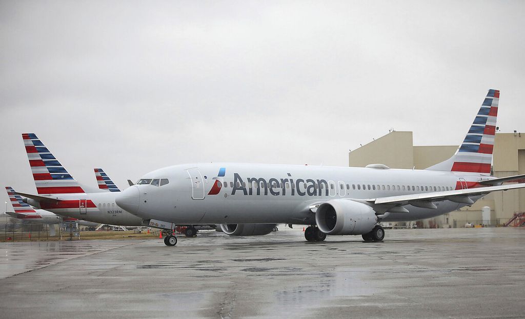 Pesawat American Airlines Boeing 737 Max melintas di jalur <i>taxy way </i>(penghubung antara apron dengan landasan) di Bandara Internasional Tulsa, Oklahoma, AS sebelum terbang ke Dallas, Rabu (2/12/2020). Pesawat tersebut sebelumnya telah menerbangkan serombongan wartawan dan pegawai American Airlines dari Dallas menuju fasilitas pemeliharaan American Airlines di Tulsa. 