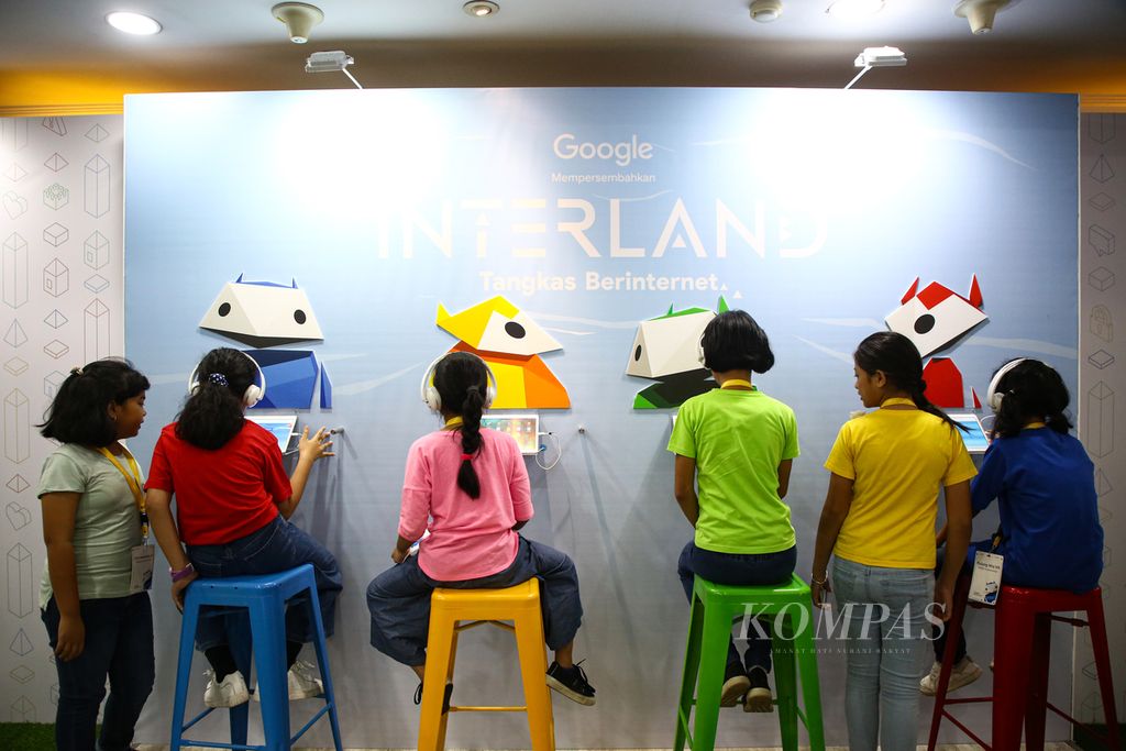 Anak-anak mencoba permainan dalam jaringan dari Google yang memberikan panduan bagi anak mengenai dasar-dasar keamanan berinternet dalam acara peluncuran program tangkas berinternet (#tangkasberinternet) di Kementerian Pendidikan dan Kebudayaan di Jakarta, Senin (10/2/2020).