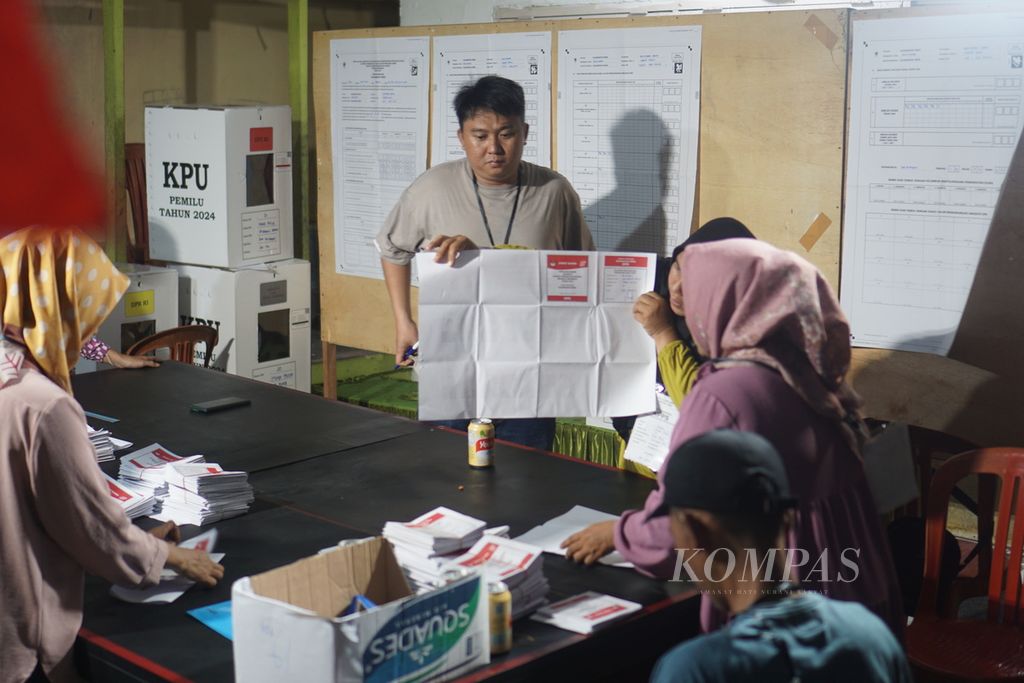 Ilustrasi: Suasana penghitungan surat suara di TPS 020 RT 020 Kelurahan Margo Mulyo, Kecamatan Balikpapan Barat, Kota Balikpapan, Kalimantan Timur, sekitar pukul 19.00 Wita, Rabu (14/2/2024).