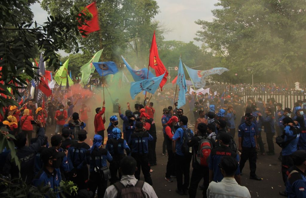 Sekitar 1.000 buruh berunjuk rasa menuntut kenaikan upah minimum kabupaten/kota 2022 di depan Gedung Sate, Kota Bandung, Jawa Barat, Senin (29/11/2021). 