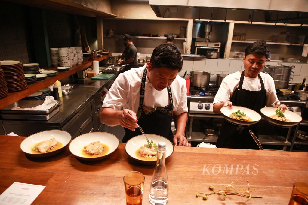 Chef Wayan Kresna Yasa mempersiapkan menu utama ayam serosop yang dapat disaksikan langsung oleh pengunjung dalam acara Kaum Santap Malam Series oleh tiga chef di Restoran Kaum Jakarta, Kamis (8/9/2022) malam.