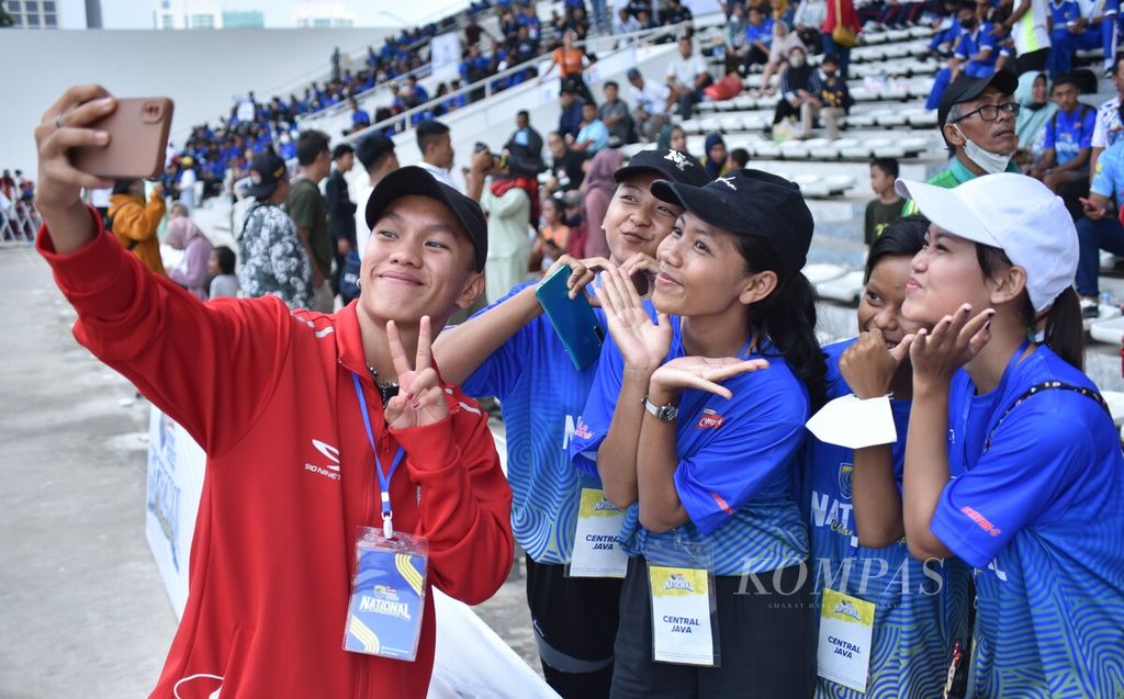 Pelari putri nasional Valentin Vanesa Lonteng berfoto bersama fans di sela hari terakhir putaran final Student Athletic Championship (SAC) Indonesia 2023 di Stadion Madya Senayan, Jakarta, Jumat (13/1/2023). 