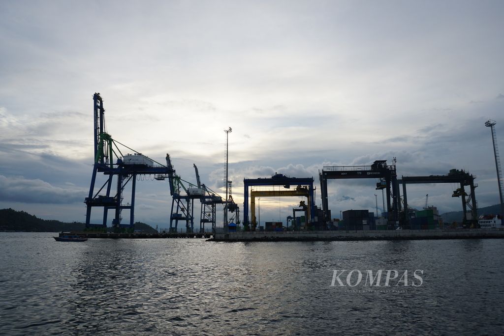 Terminal Peti Kemas Bitung dilihat dari perairan Selat Lembeh, Bitung, Sulawesi Utara, pada Rabu (9/2/2022).