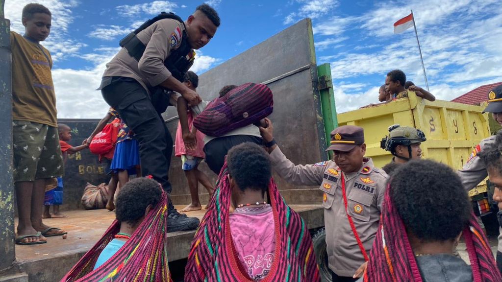 Ratusan warga mulai kembali rumahnya di Kampung Nogolait, Kabupaten Nduga, Papua Pegunungan, Jumat (2/6/2023). Mereka mengungsi ke Distrik Kenyam, ibu kota Nduga, sejak Senin (29/5/2023). 