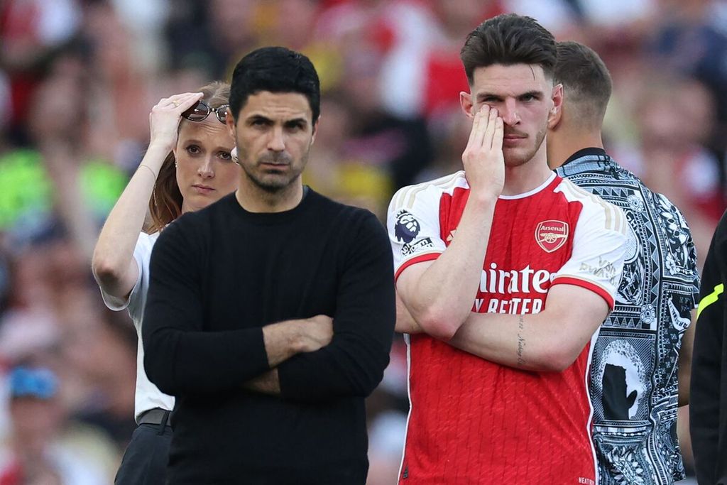 Reaksi gelandang Arsenal, Declan Rice, dan Manajer Arsenal Mikel Arteta dalam pertandingan pekan terakhir Liga Inggris antara Arsenal dan Everton di Stadion Emirates, London, Minggu (19/5/2024). Arsenal mengalahkan Everton dengan skor, 2-1.