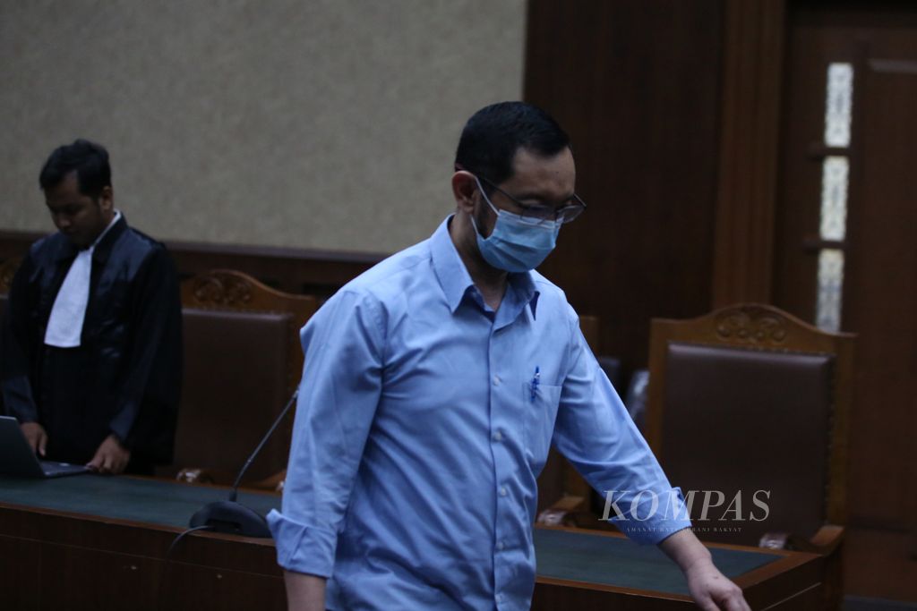 Terdakwa bekas Kepala Bea Cukai Makassar Andhi Pramono meninggalkan ruang sidang PN Tipikor Jakarta Pusat setelah pembacaan putusan, Senin (1/4/2024). 