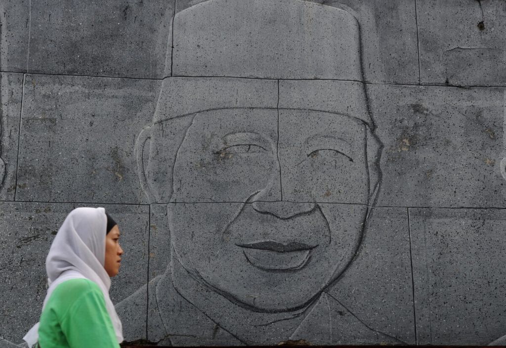Grafiti Presiden kedua RI Soeharto terpampang di gang Jalan Pedati, Kota Depok, Jawa Barat, Senin (21/5/2012). Pemimpin Orde Baru tersebut resmi mengundurkan diri dari jabatan Presiden RI pada 21 Mei 1998, yang menandai lahirnya era Reformasi.