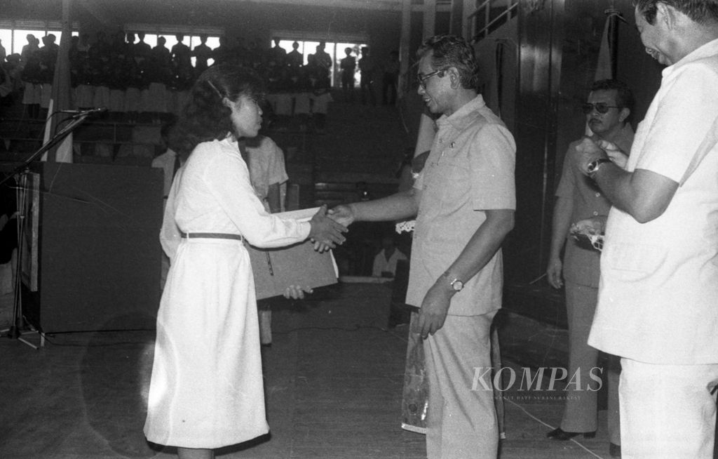 Menteri P dan K Dr Daoed Joesoef, hari Sabtu (22/Mei/1982) mewisuda dan menyerahkan Surat Tanda Tamat Belajar (STTB) sekaligus menyerahkan SK pengangkatan sebagai guru SD secara sekaligus. Ini adalah yang pertama kalinya.