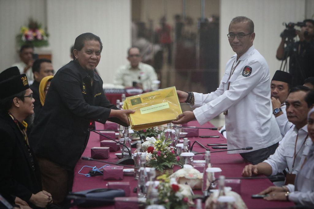 Wakil Ketua Umum Partai Ummat Nazaruddin (kiri) menyerahkan berkas bakal calon anggota legislatif kepada Ketua KPU Hasyim Asy'ari di kantor KPU, Jakarta, Kamis (11/5/2023). Partai Ummat mendaftarkan 580 bakal caleg dan menargetkan perolehan 11 persen suara secara nasional. 