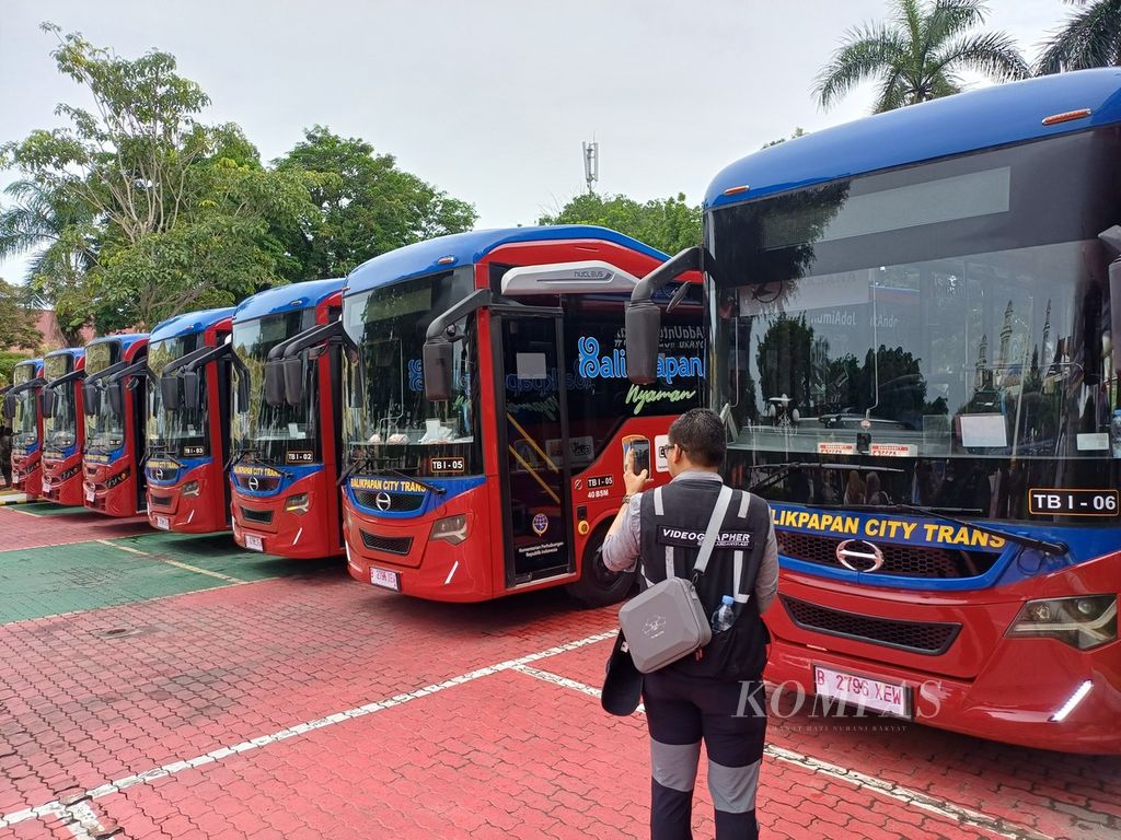 Bus Balikpapan City Trans berjajar di halaman Balai Kota Balikpapan, Kalimantan Timur, Senin (1/7/2024).