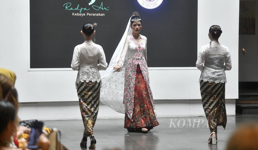 Model membawakan busana kebaya peranakan kreasi Radja Art dalam Hadiprana Fashion Festival 2023 di Mitra Hadiprana, Jakarta, Selasa (28/3/2023). 