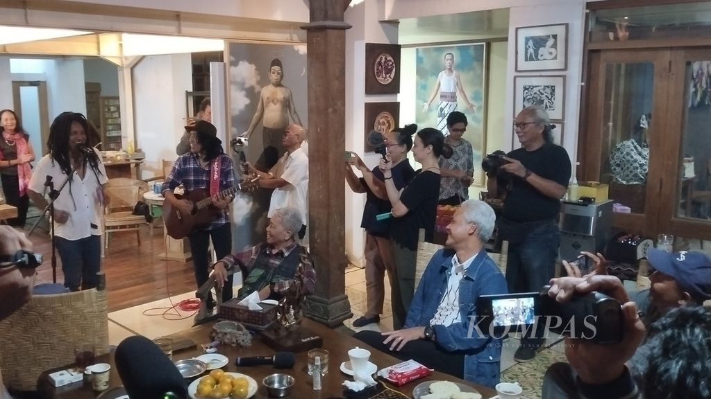 Suasana pertemuan antara Ganjar Pranowo dengan sejumlah seniman, budayawan, dan akademisi di rumah Butet Kertaradjasa, di Kasihan, Kabupaten Bantul, DIY, Senin (16/10/2023) malam.