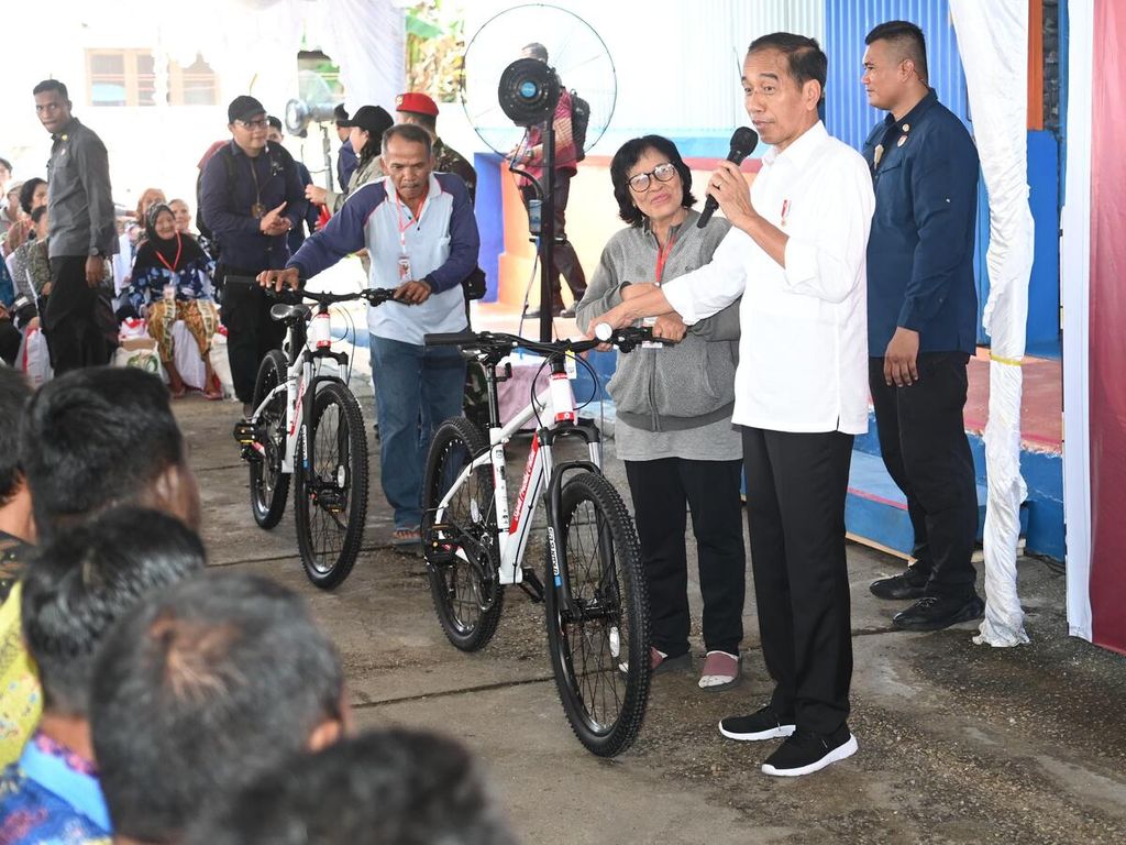 Presiden Joko Widodo meninjau Gudang Bulog Buntok, Kabupaten Barito Selatan, Kalimantan Tengah, Kamis (27/6/2024).