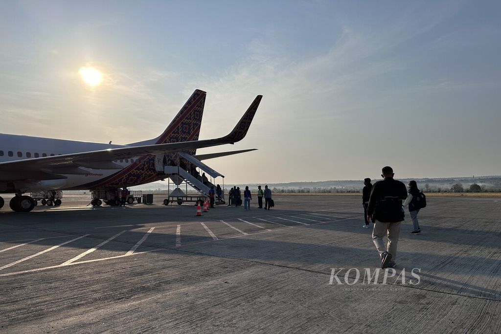 Penumpang naik ke pesawat udara yang akan membawa mereka menuju Jakarta dari Bandara El Tari Kupang, Nusa Tenggara Timur, Minggu (5/11/2023). 