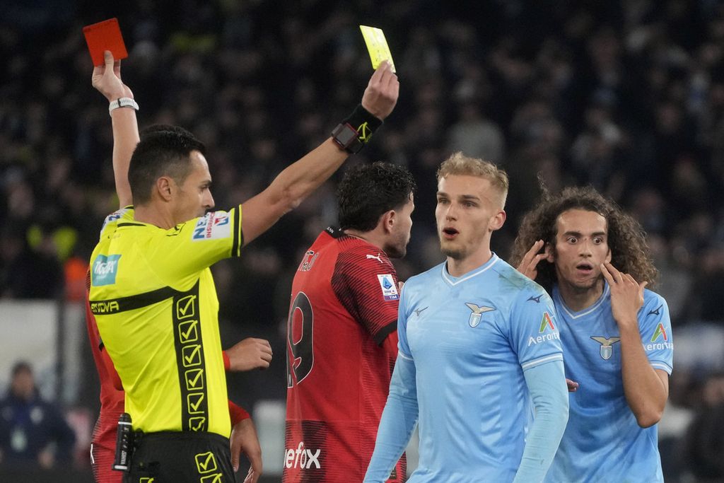 Wasit Marco di Bello memberikan kartu merah kepada gelandang Lazio Matteo Guendouzi saat pertandingan Liga Italia antara Lazio dan AC Milan di Stadion Olympic, Roma, Sabtu (2/3/2024). Wasit memberi tiga kartu merah untuk pemain Lazio.