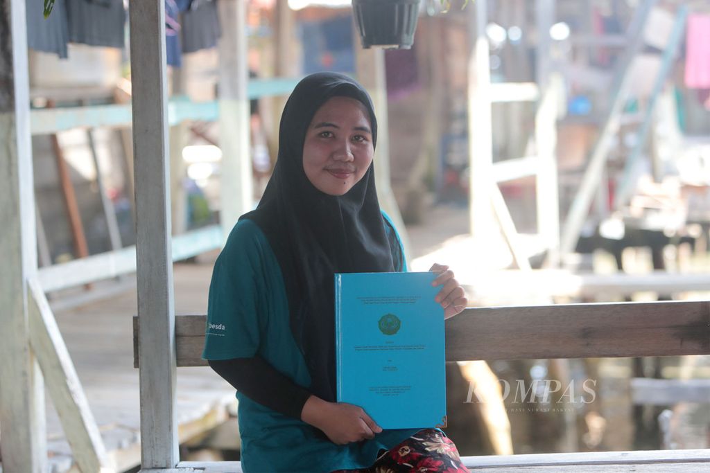 Indriani Usman menunjukkan hasil skripsi untuk syarat lulus kuliah di IAIN Sultan Amai Gorontalo di kediamannya di Desa Torosiaje, Popayato, Kabupaten Pohuwato, Gorontalo, Sabtu (16/7/2022). Indri merupakan sedikit dari perempuan di suku Bajo Torosiaje yang menyelesaikan pendidikan hingga lulus perguruan tinggi.
