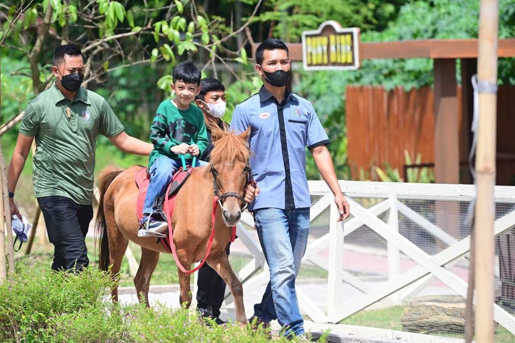 Cucu Presiden Joko Widodo, Jan Ethes Sri Narendra, menunggangi kuda poni di Solo Safari, Kota Surakarta, Jawa Tengah, Senin (23/1/2023).