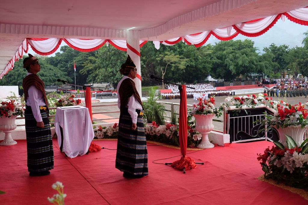 Menteri Koordinator Bidang Politik, Hukum, dan Keamanan Mahfud MD menjadi inspektur upacara saat peringatan Hari Lahir Pancasila di Lapangan Pancasila, Ende, Nusa Tenggara Timur, Kamis (1/6/2023).