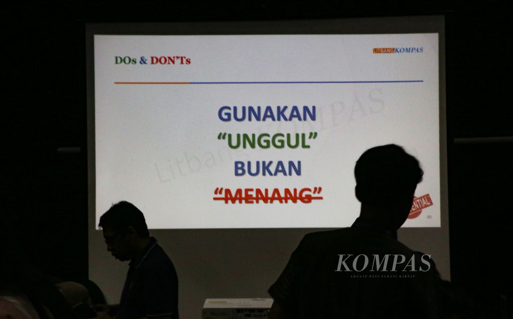 Penjelasan menggenai aturan dalam simulasi hitung cepat atau <i>quick count</i> Litbang <i>Kompas</i> 2024 pada pemilihan presiden dan legislatif di Menara Kompas, Jakarta, Senin (12/2/2024). 