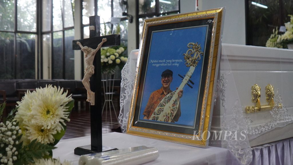 The photo of Pastor Karl-Edmund Prier SJ is displayed in front of his body, which is laid at rest in the Chapel of the Catechetics Center in Yogyakarta City, Special Region of Yogyakarta, on Sunday (21/1/2024). According to the plan, the deceased will be buried on Monday (22/1/2024).