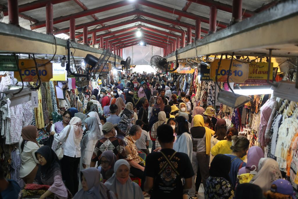Pelancong ramai mendatangi Pasar Beringharjo, Yogyakarta, Rabu (28/12/2022). Pasar itu menjadi tujuan utama bagi para wisatawan yang hendak membeli oleh-oleh berupa pakaian sembari berwisata di kawasan Malioboro. 