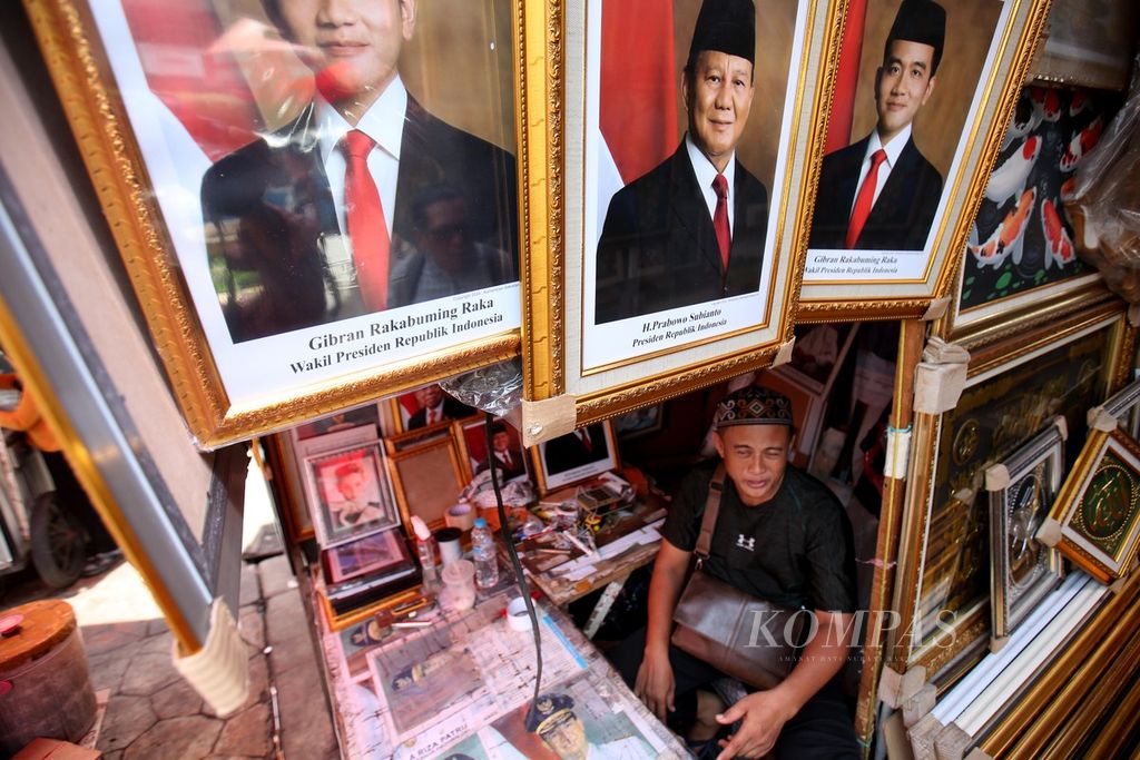 Traders are selling photos of the president and vice president-elect for 2024-2029, Prabowo Subianto and Gibran Rakabuming Raka, in the Pasar Baru area of Central Jakarta on Tuesday (23/4/2024).