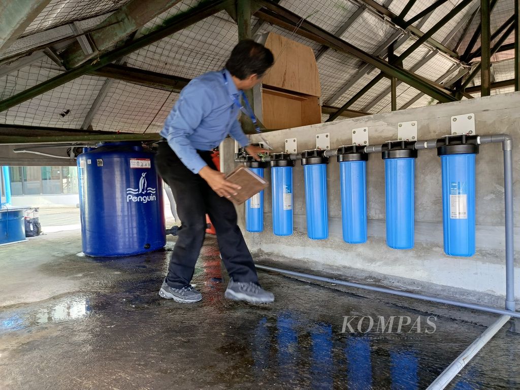 Petugas memeriksa instalasi pengolah air hujan menjadi air minum buatan Universitas Negeri Malang, Jawa Timur, Kamis (27/7/2023).