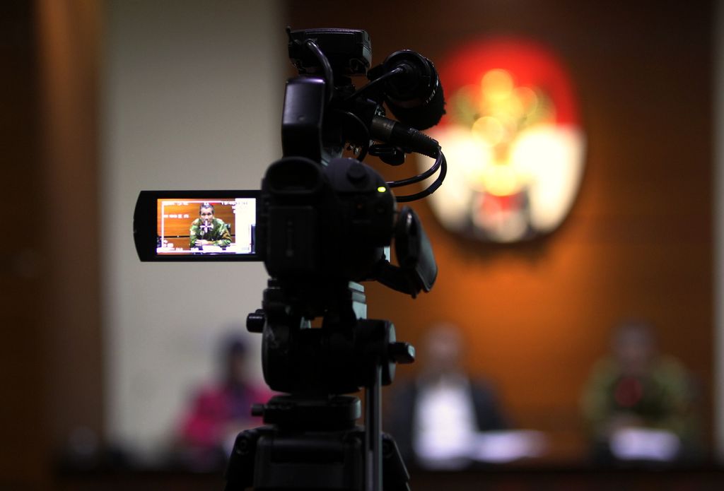 Wakil Ketua Komisi Pemberantasan Korupsi Nurul Ghufron didampingi Deputi Pencegahan Komisi Pemberantasan Korupsi Pahala Nainggolan (kiri ke kanan) mengadakan konferensi pers di gedung KPK, Jakarta, Jumat (13/3/2020). 