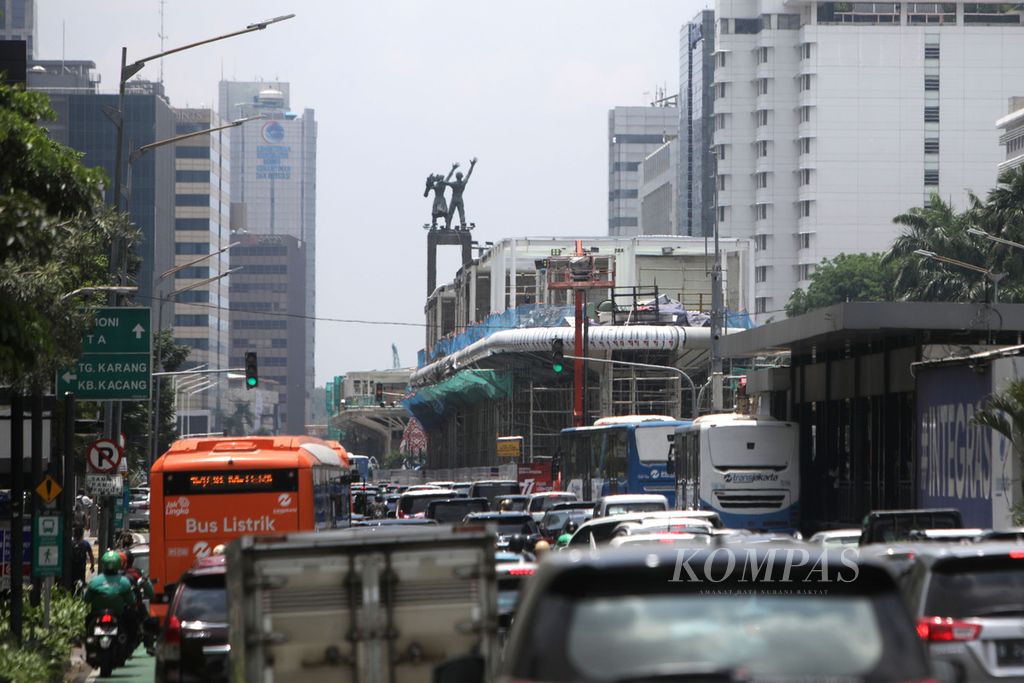Halte Transjakarta Tosari di Jalan MH Thamrin, Jakarta, yang sedang dikerjakan pembangunannya, Sabtu (1/10/2022).