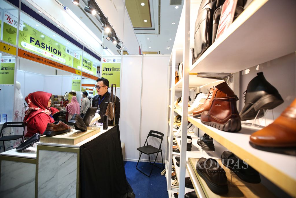 Pengunjung melihat produk <i>fashion</i> alas kaki dan tas dalam Jakarta International Investment, Trade, Tourism and SME Expo (JITEX) di Jakarta Convention Center di Jakarta, Rabu (7/8/2024). 