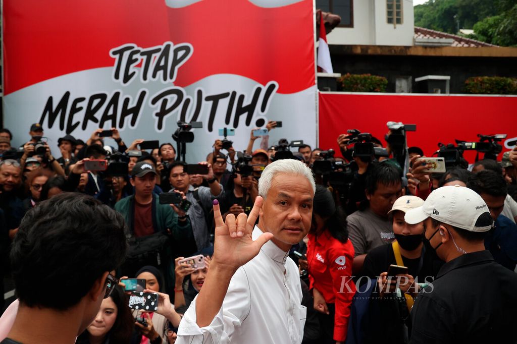 Calon presiden Ganjar Pranowo mengacungkan salam tiga jari setelah mengikuti pemilu di TPS 11, Lempongsari, Kota Semarang, Jawa Tengah, Rabu (14/2/2024). 