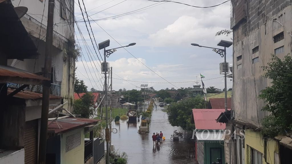 Lokasi banjir di wilayah Flamboyan, Kecamatan Pahandut, Kota Palangkaraya, Kalimantan Tengah, Selasa (12/3/2024). Ratusan orang mulai mengungsi karena rumah mereka terendam banjir.