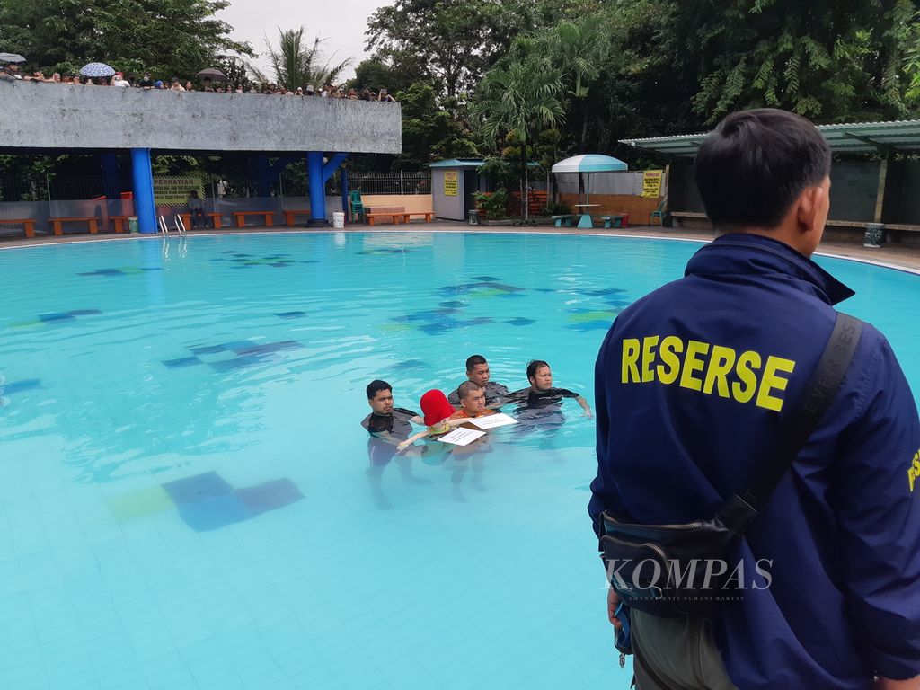 Penyidik Direktorat Reserse Kriminal Umum Polda Metro Jaya melakukan rekonstruksi kematian Raden Adante Khalif Pramudityo atau Dante, anak dari artis Tamara Tyasmara, dengan tersangka Yudha Arfandi, Rabu (28/2/2024). Rekonstruksi ini digelar untuk memperjelas kronologi kejadian termasuk melihat adanya kemungkinan pembunuhan berencana.