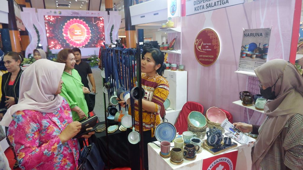 Pengunjung melihat produk UMKM Jawa Tengah dalam kegiatan UKM Dekranasda Jateng Expo 2023 di Duta Mall, Banjarmasin, Jumat (28/7/2023).