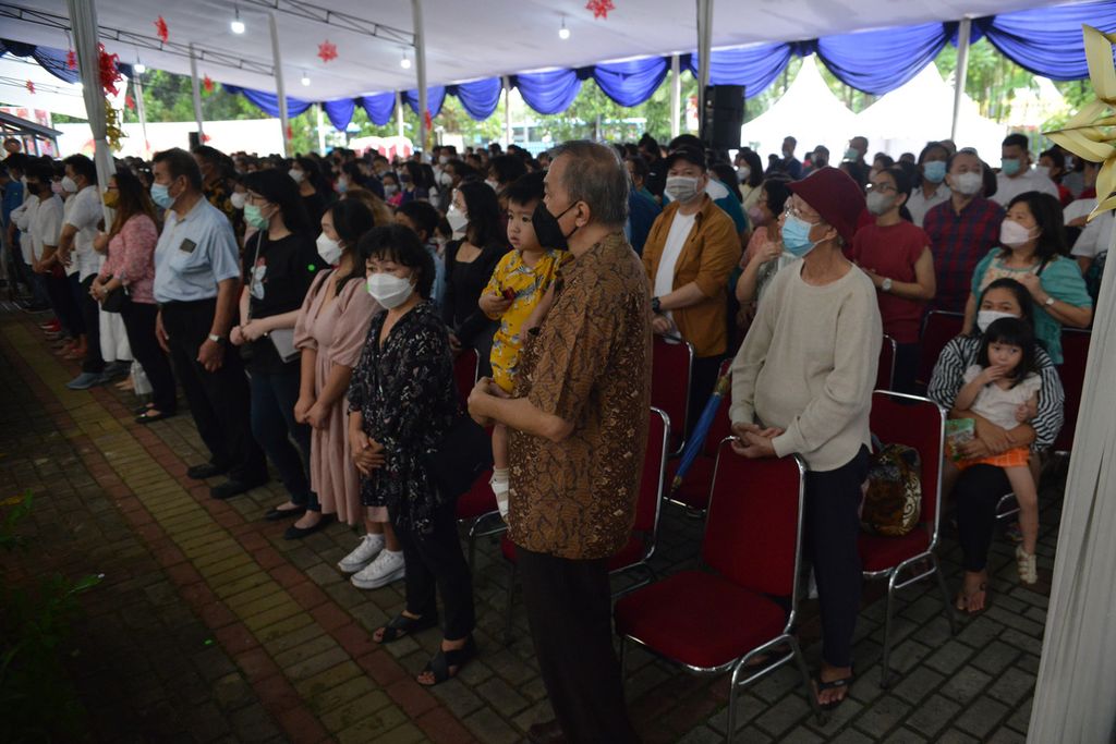 Jemaah Katolik melaksanakan misa malam Natal di halaman Gereja Katedral Jakarta atau Gereja Santa Maria Diangkat ke Surga, Jakarta Pusat, Sabtu (24/12/2022). 
