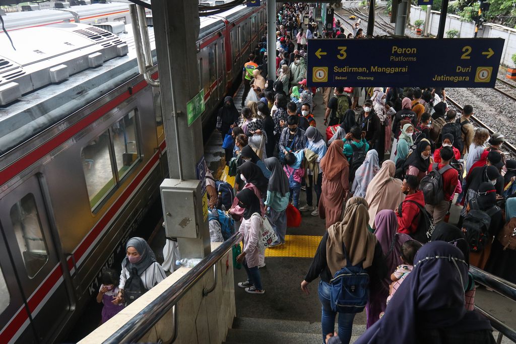 Antrean penumpang yang akan memasuki KRL di Stasiun Tanah Abang, Jakarta Pusat, Jumat (30/12/2022). PT Kereta Commuter Indonesia akan menambah pelayanan perjalanan KRL sebanyak 28 perjalanan di wilayah Jabodetabek hingga pukul 03.00 WIB pada 1 Januari 2023. 