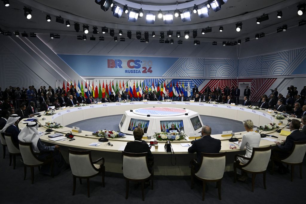 Sejumlah pemimpin negara dan pejabat pemerintah mendengarkan sambutan tuan rumah, Presiden Rusia Vladimir Putin, pada KTT BRICS di Kazan, Rusia, Rabu (23/10/2024).  