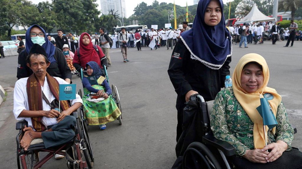 Penyandang disabilitas mengikuti pawai menuntut pemerintah untuk membentuk Komisi Nasional Disabilitas (KND) melalui Peraturan Presiden pasca disahkannya Undang-undang Nomor 8 Tahun 2016 tentang Penyandang Disabilitas, Kamis (18/5/2017).
