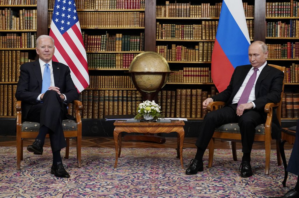 Presiden Amerika Serikat Joe Biden bertemu dengan Presiden Rusia Vladimir Putin di Geneva, Swiss, 16 Juni 2021. 